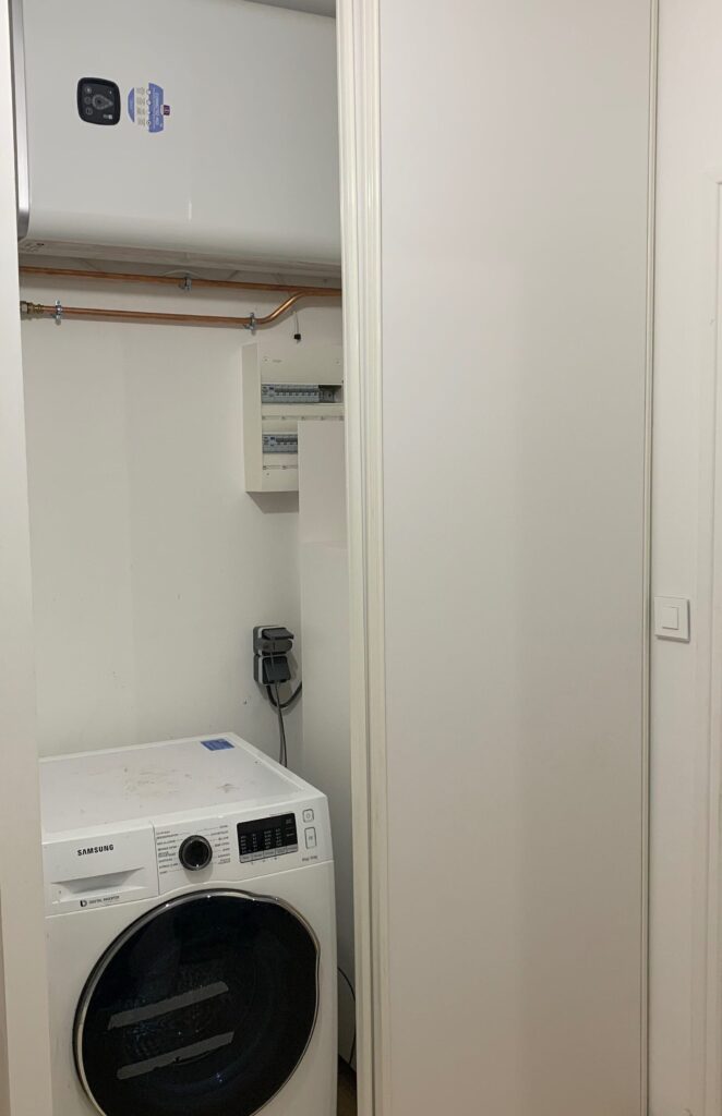 Aménagement d'un dressing sur mesure avec rangements intégrés, tableau électrique et chauffe eau extra plat