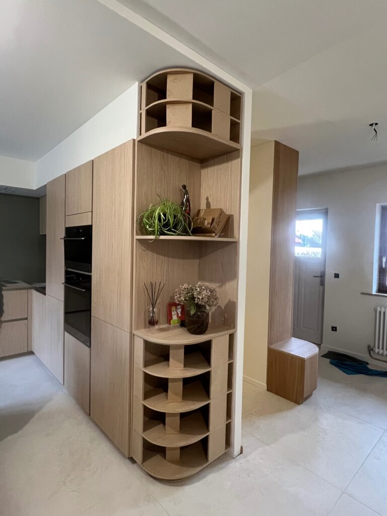 Colonne de rangement sur mesure avec étagères arrondies intégrée dans une cuisine contemporaine