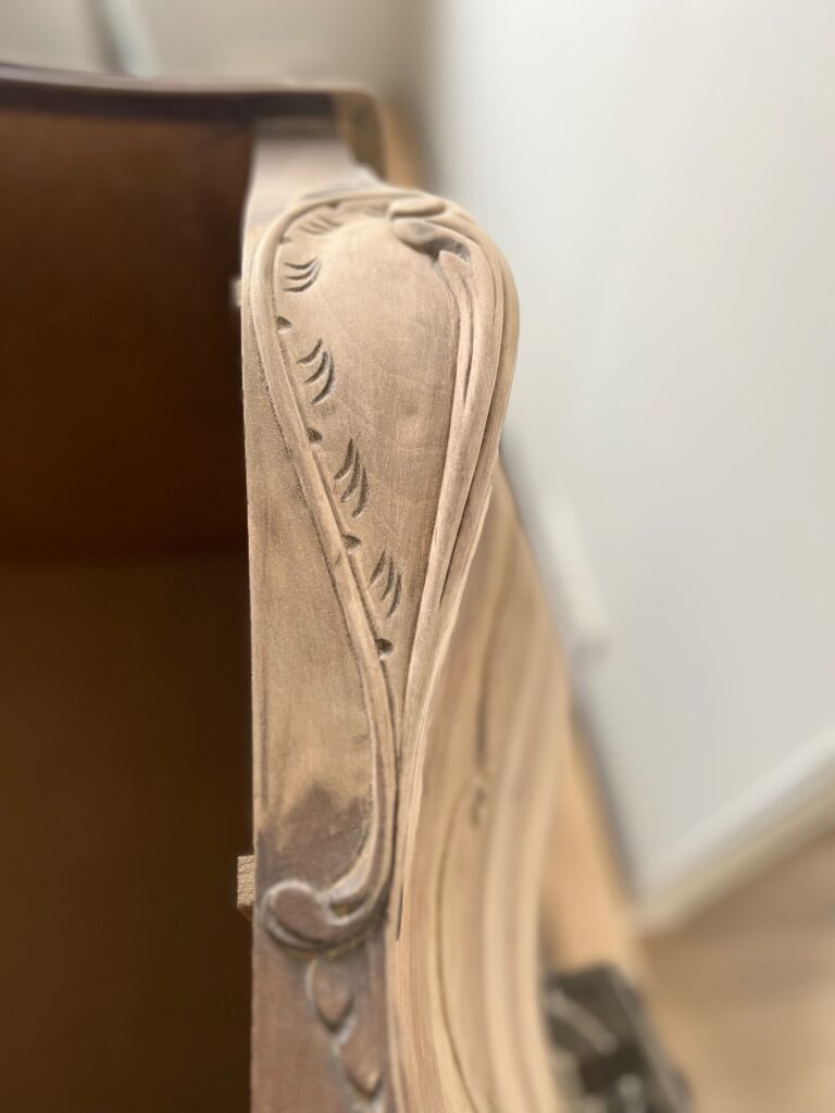 Détail d'un meuble ancien sculpté, avec ses motifs décoratifs préservés