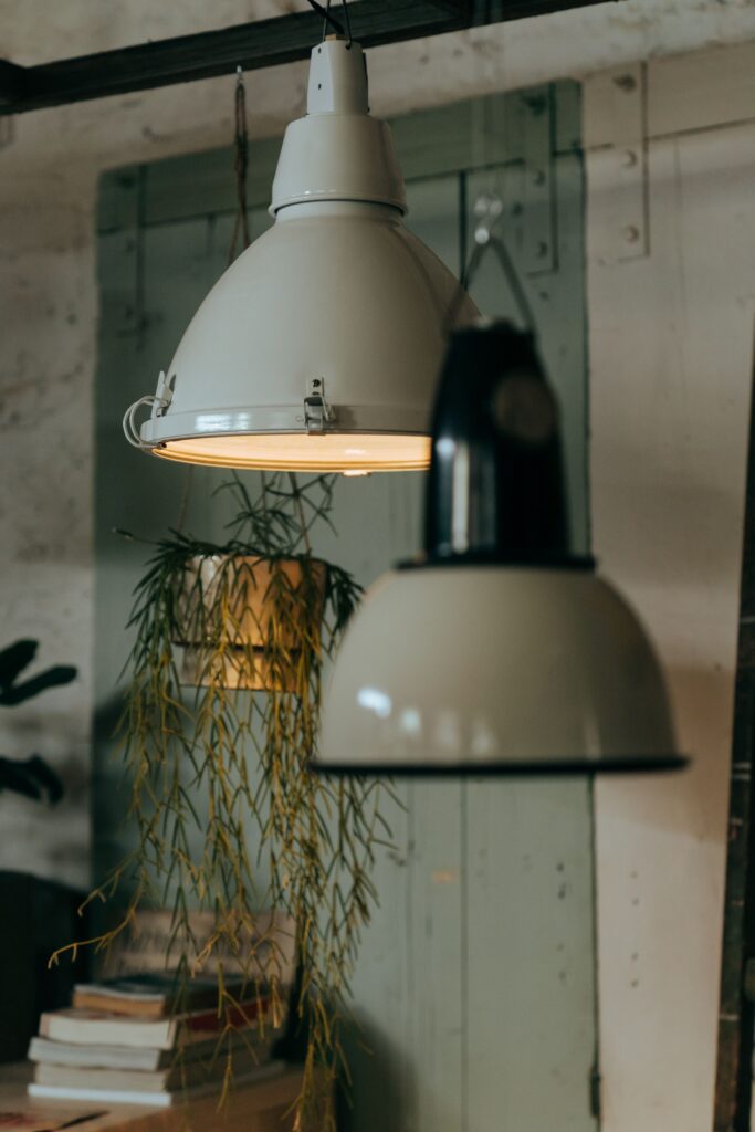 Suspension lumineuse blanche dans un intérieur