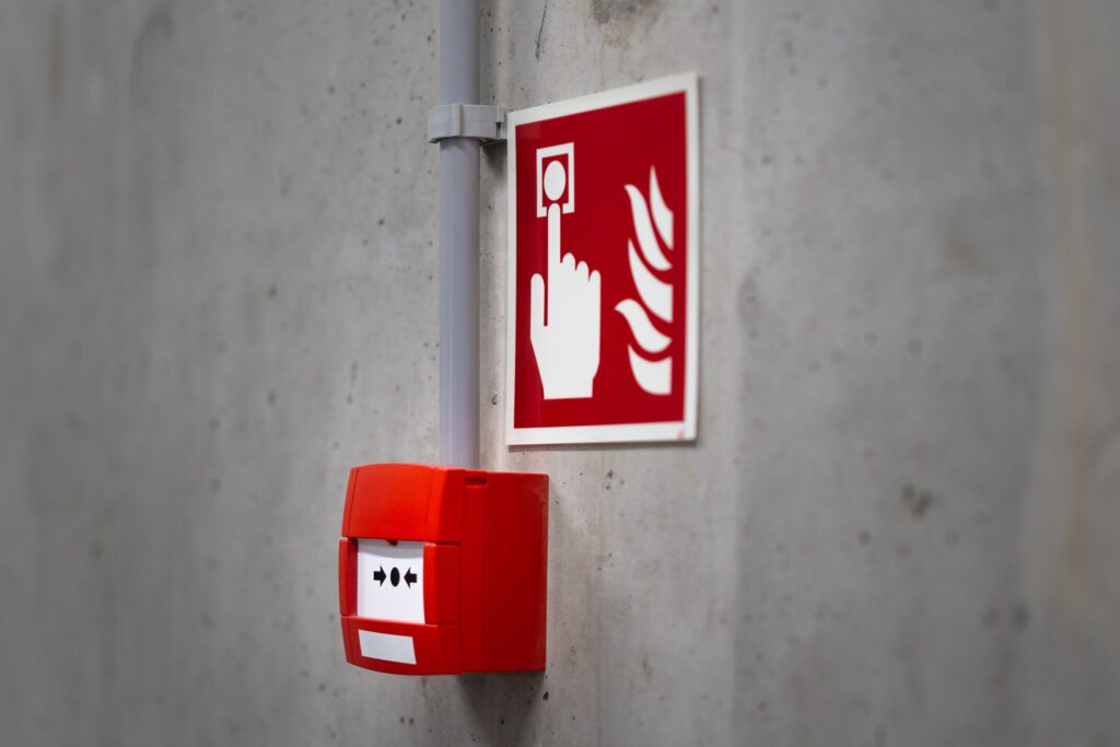 déclencheur manuel alarme incendie installée sur un mur