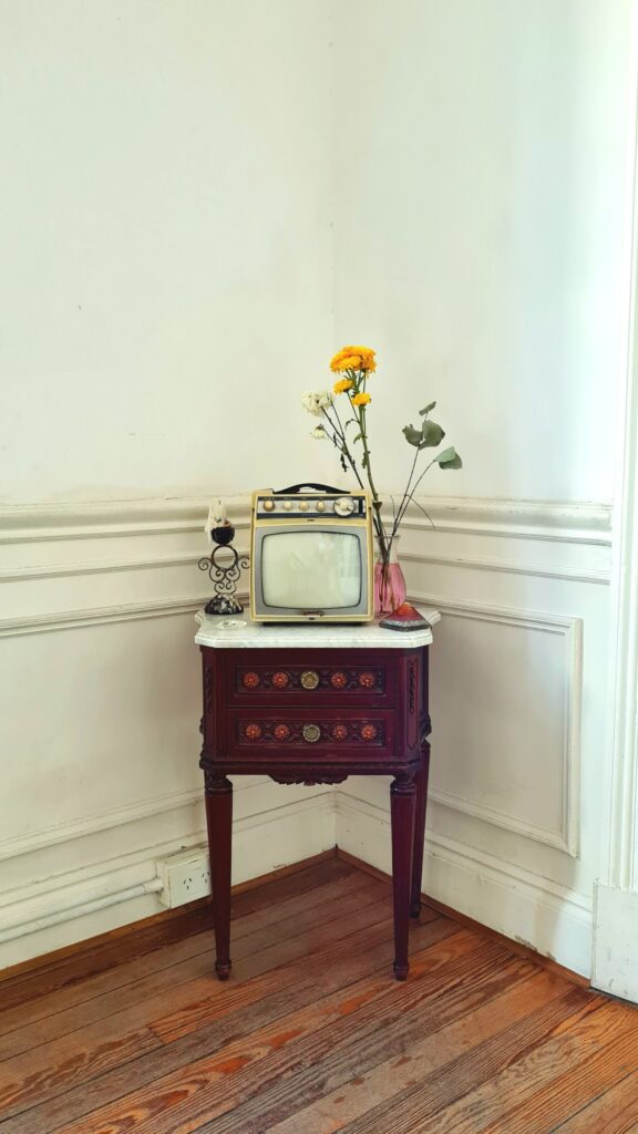 Meuble ancien transformé avec une finition décorative