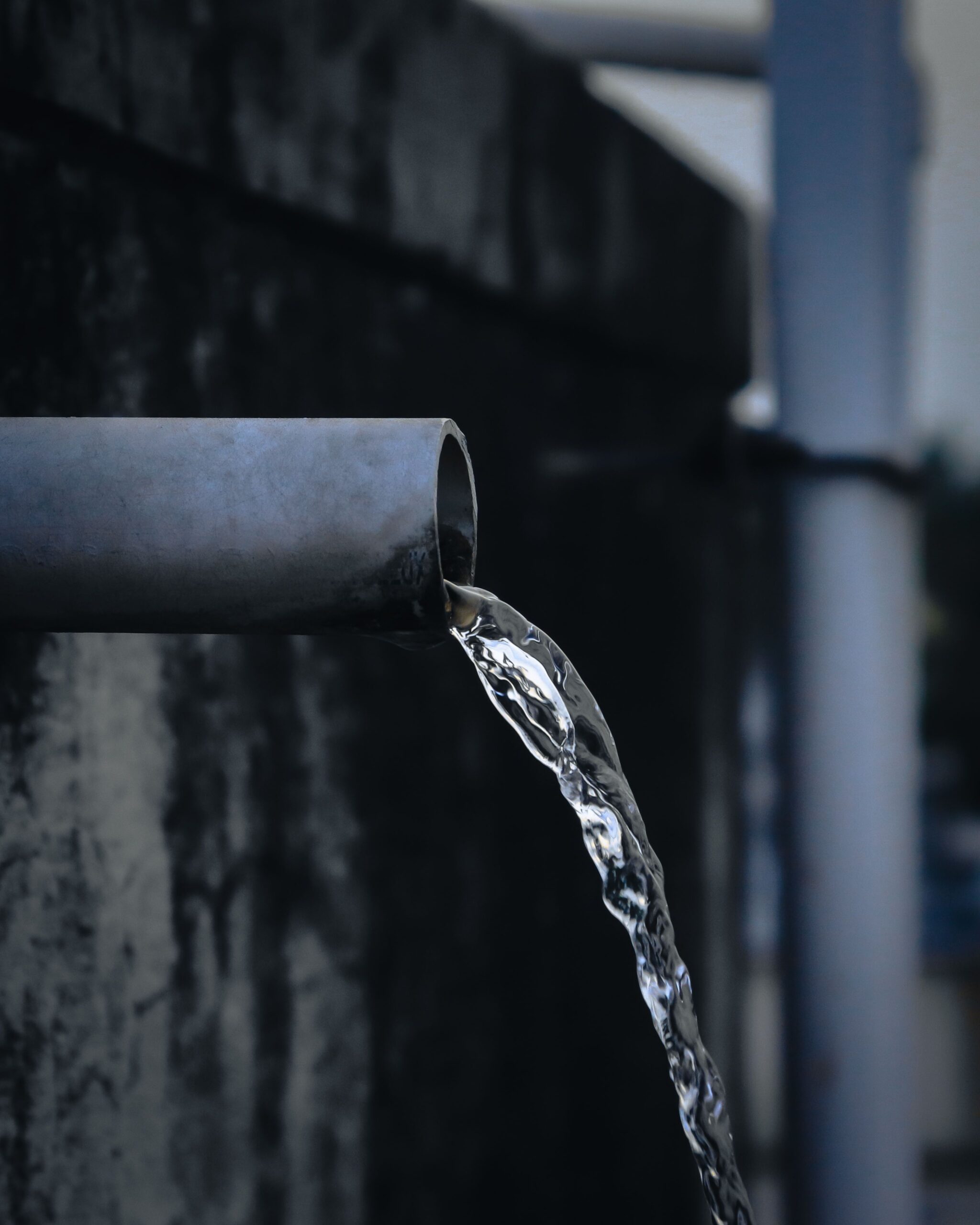 Écoulement d'eau depuis un tuyau – DKTherm, plomberie