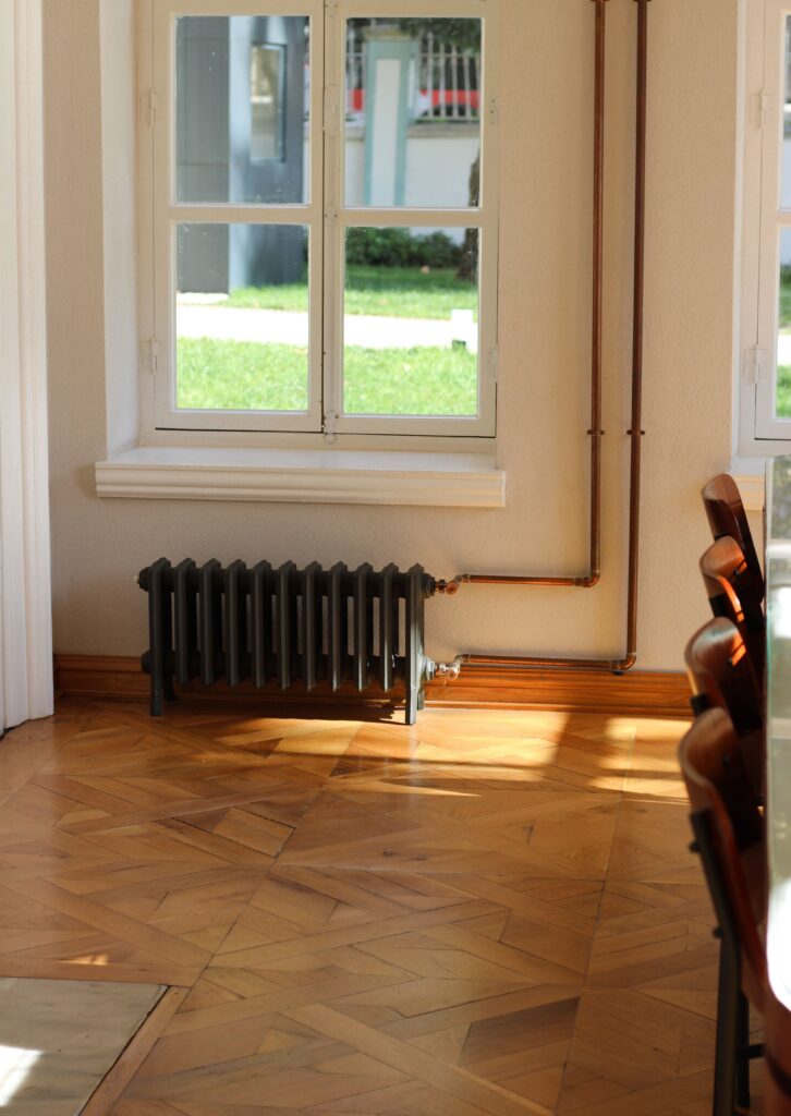 Radiateur de chauffage installé sous une fenêtre