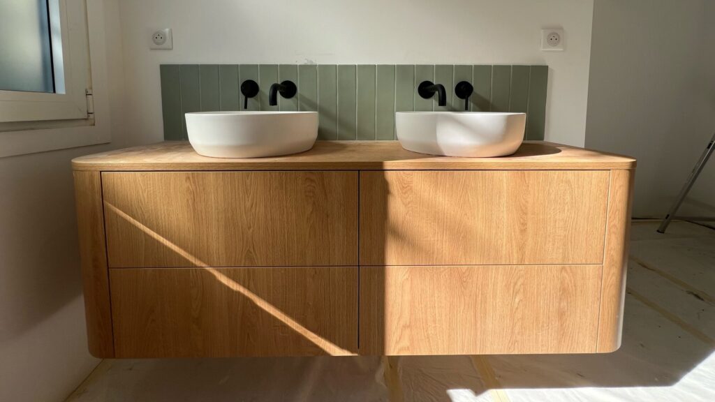 Meuble de salle de bain en bois avec double vasque à poser et robinetterie murale noire
