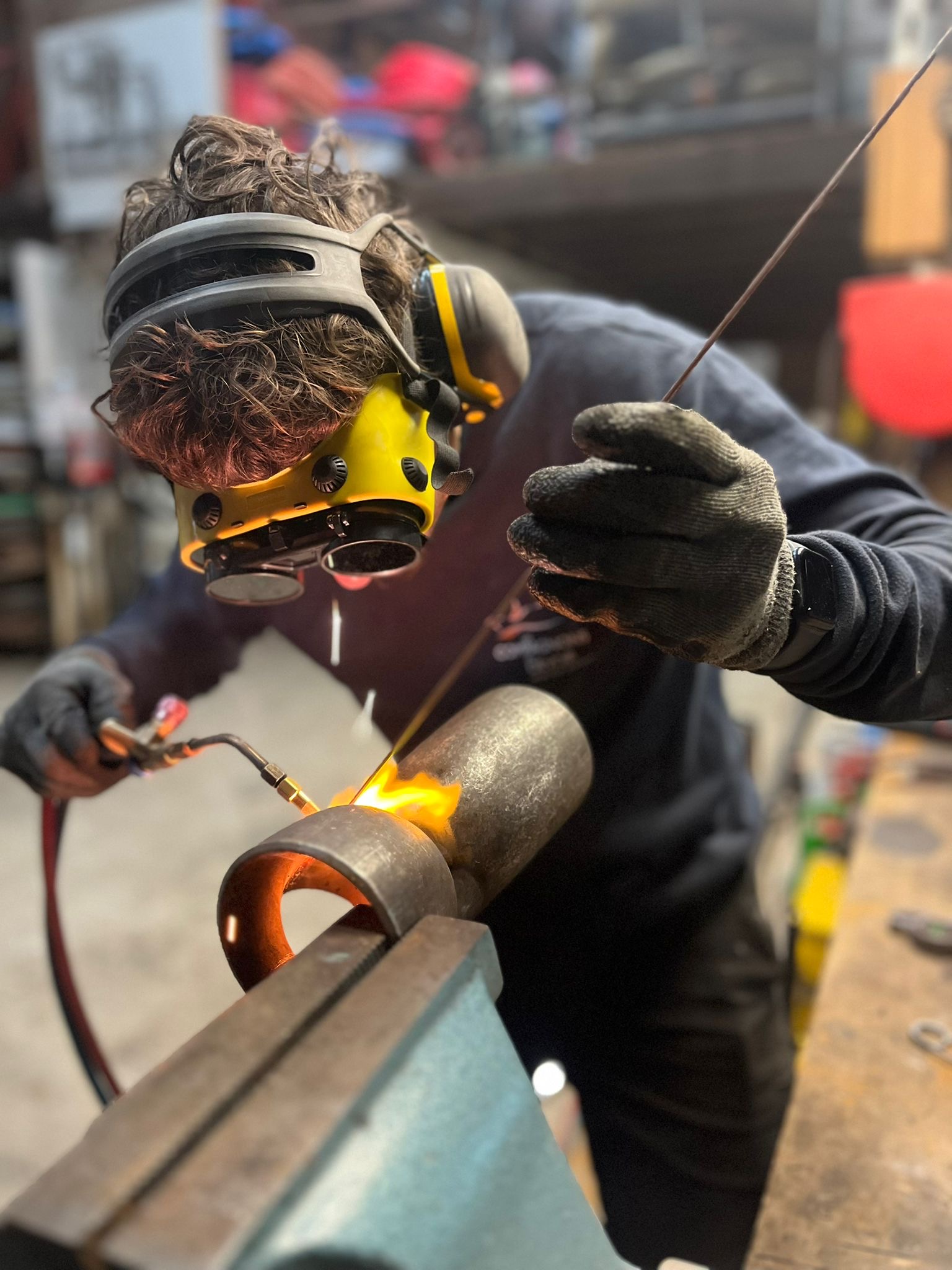 Travail de brasage du cuivre au chalumeau pour la réalisation de raccordements de plomberie