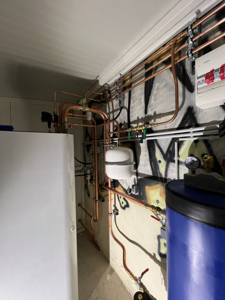 Installation d'équipements de chauffage avec vase d'expansion et raccordements hydrauliques