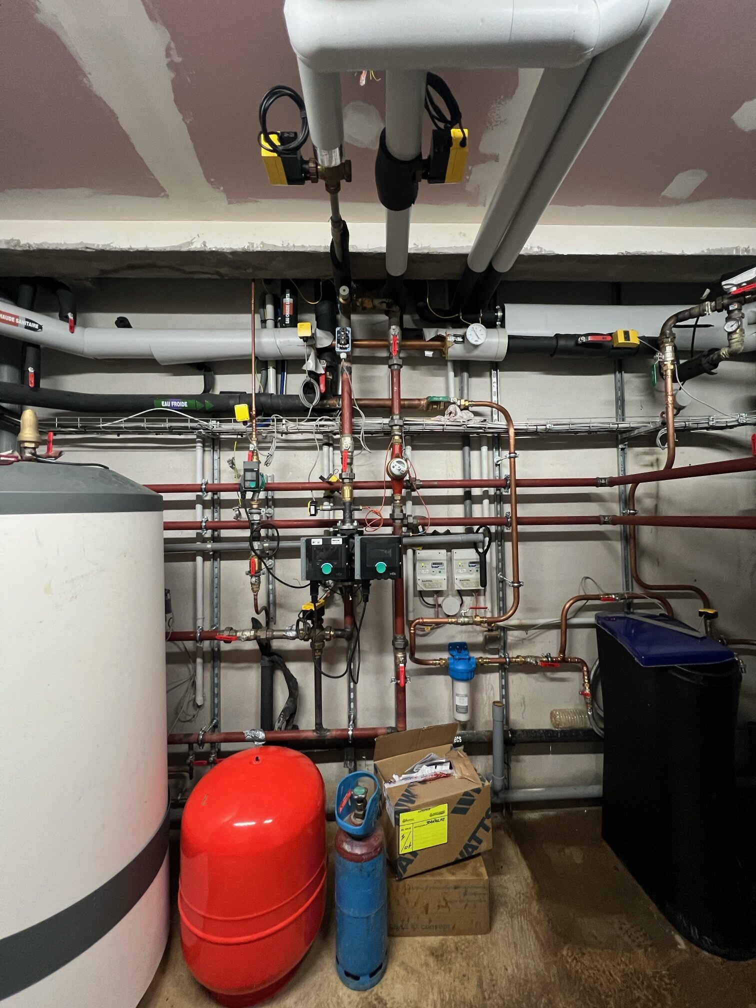 Installation hydraulique de chauffage avec circulateurs, ballon de stockage et réseau de tuyauteries