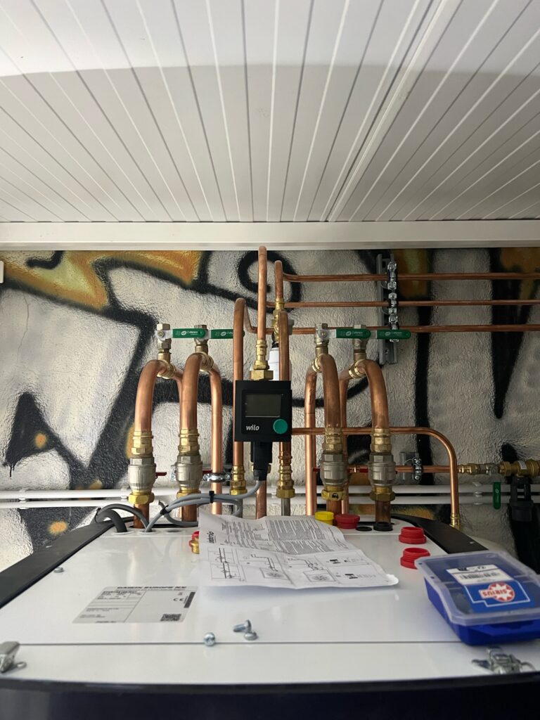 Réseau hydraulique de chauffage avec circulateur et tuyauteries en cuivre façonnées sur mesure
