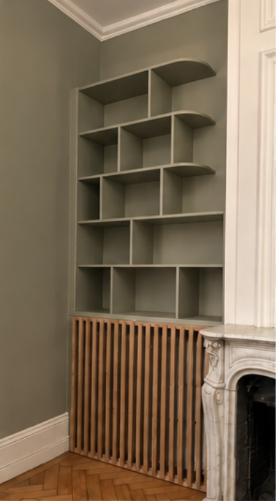 Cache-radiateur en bois à claire-voie intégré dans un aménagement sur mesure