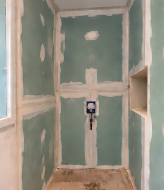 Préparation des cloisons hydrofuges et de la niche murale avant la pose du carrelage dans la douche