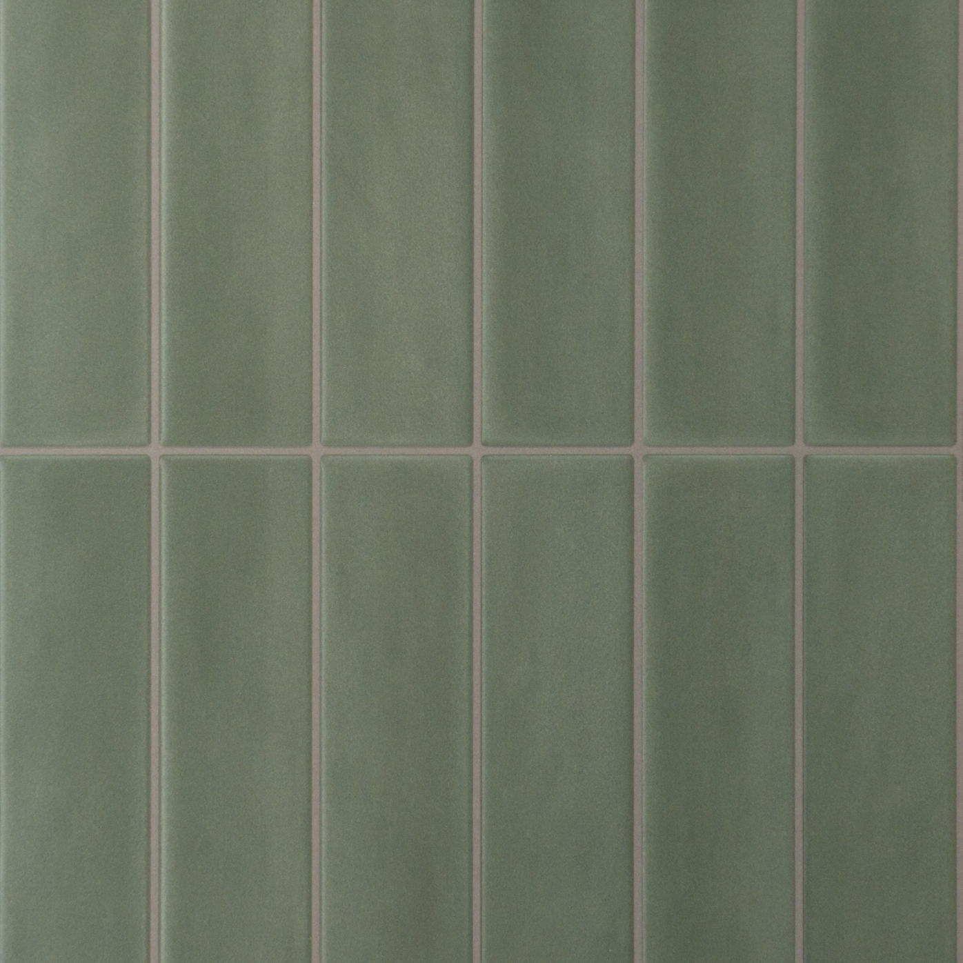 Détail du carrelage vert à joints clairs utilisé pour la rénovation de la salle de bain
