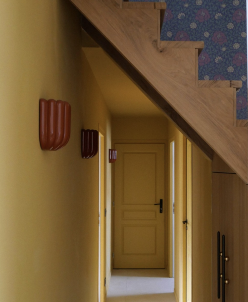 Pose d’appliques murales décoratives dans le couloir d’une maison rénovée