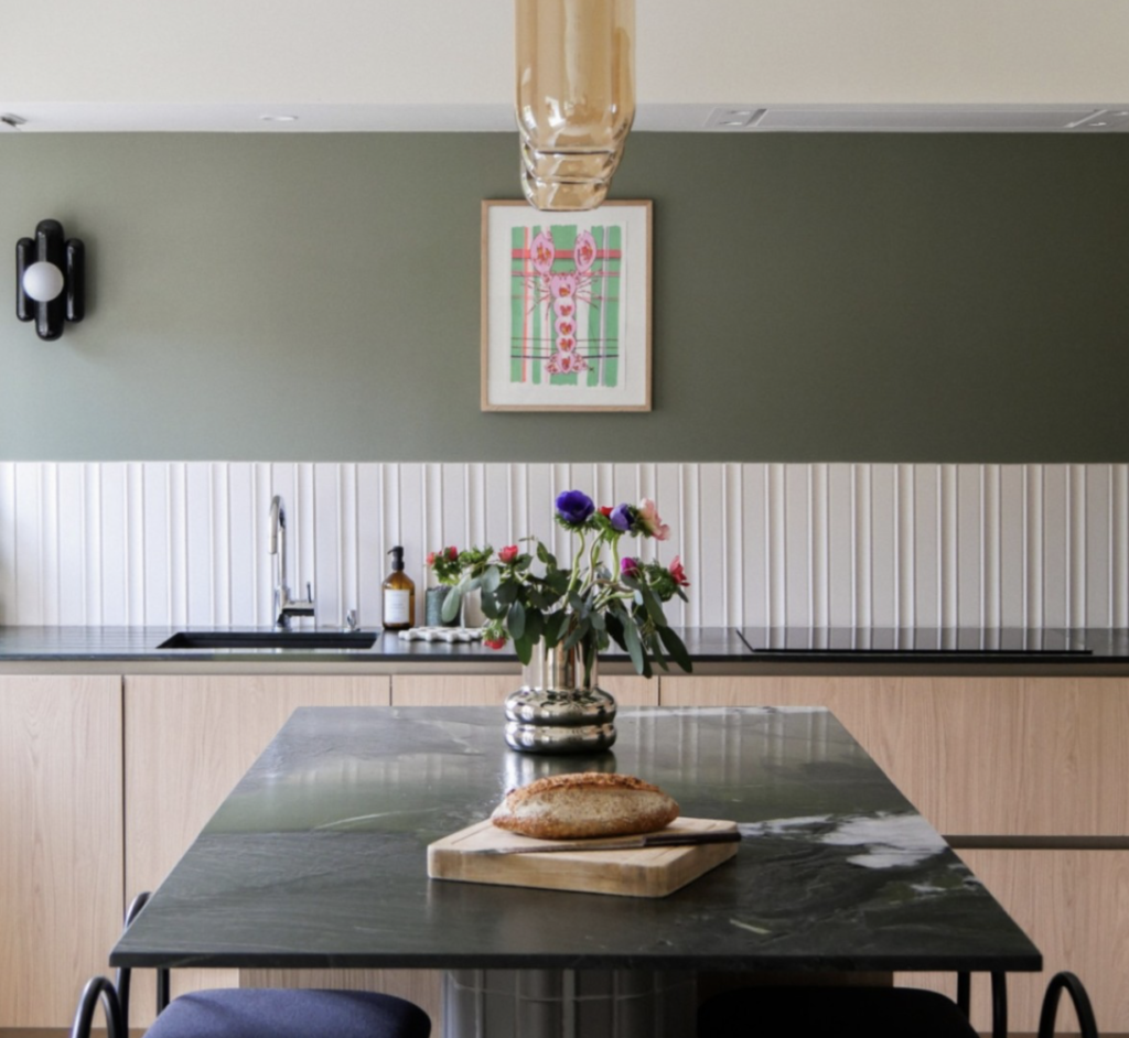 Éclairage décoratif d’une cuisine avec applique murale et suspension en verre