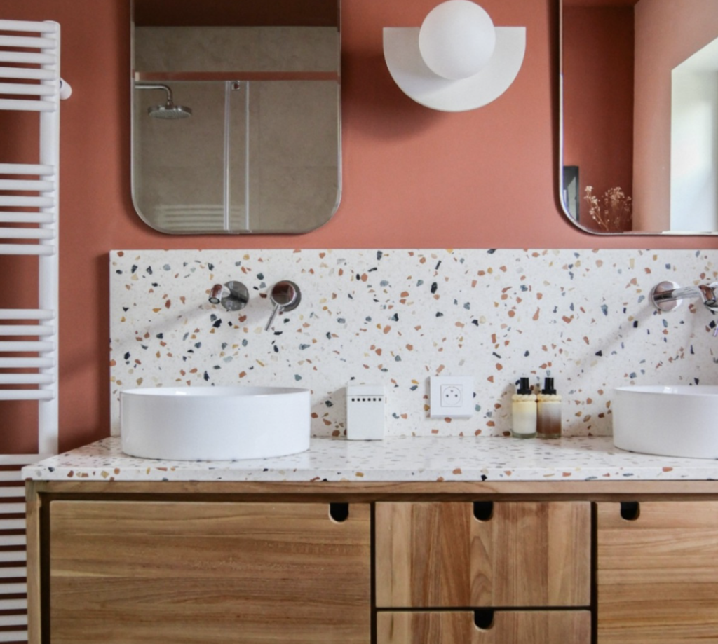Installation d’une applique murale dans une salle de bain rénovée