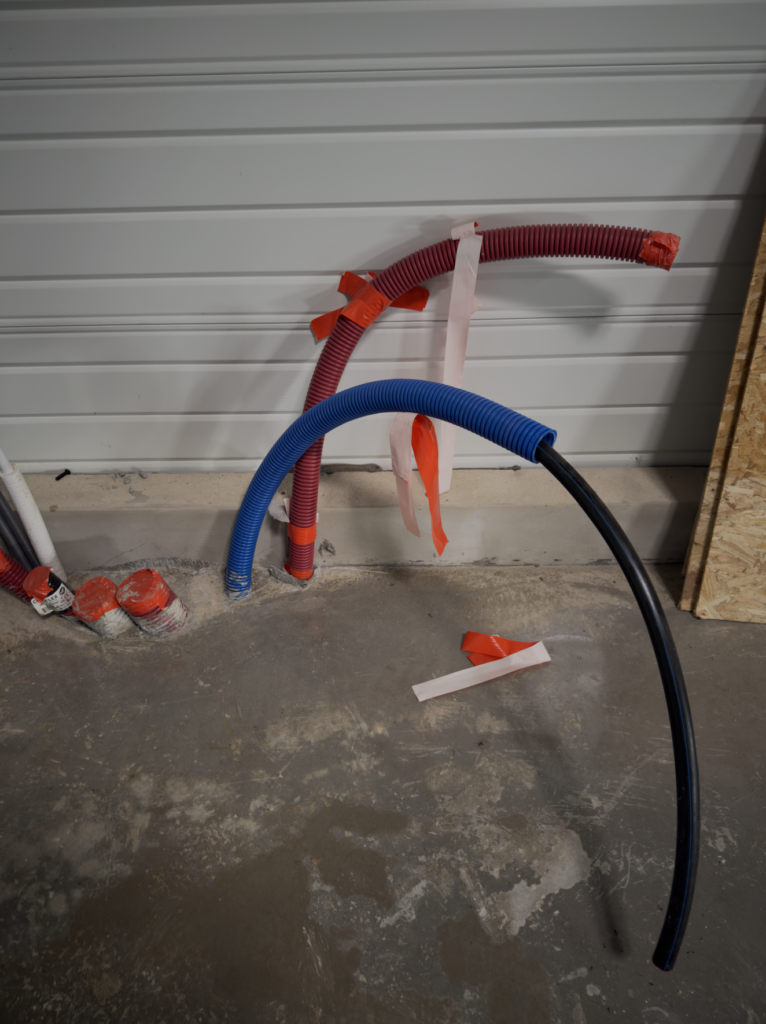Préparation des arrivées d'eau et des gaines de plomberie avant raccordement des équipements