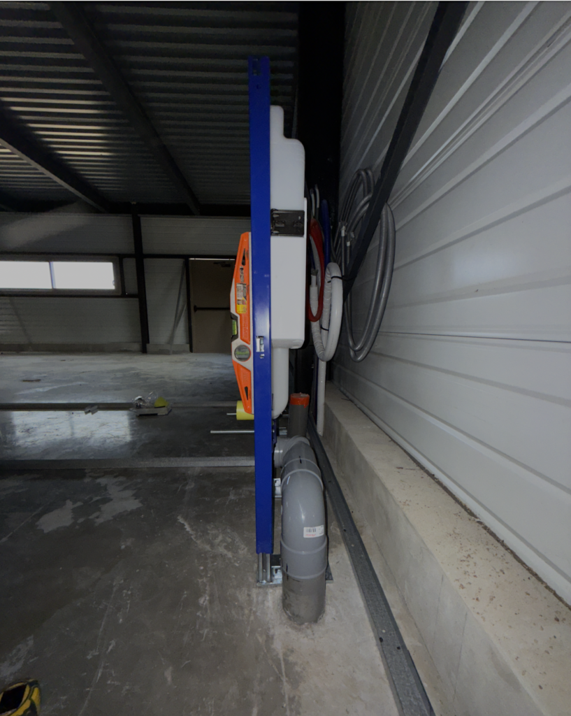 Installation d'un réseau d'évacuation en PVC et passage des canalisations dans un local technique