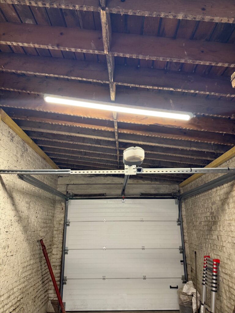 Équipement électrique installé à l’extérieur de la maison dans le cadre de la rénovation.