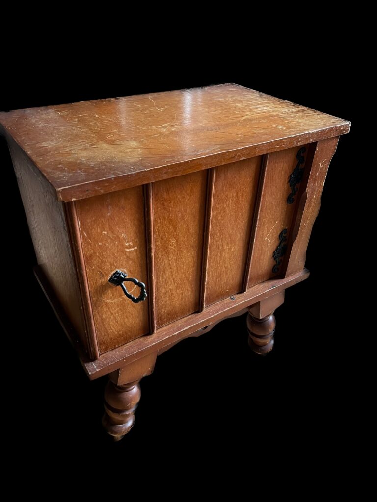 table de chevet en bois avant transformation et personnalisation