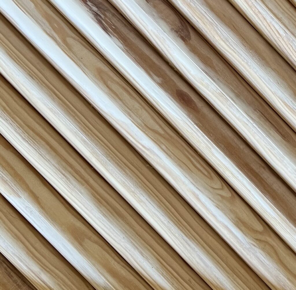 Détail des rainures diagonales sur une façade de meuble en bois