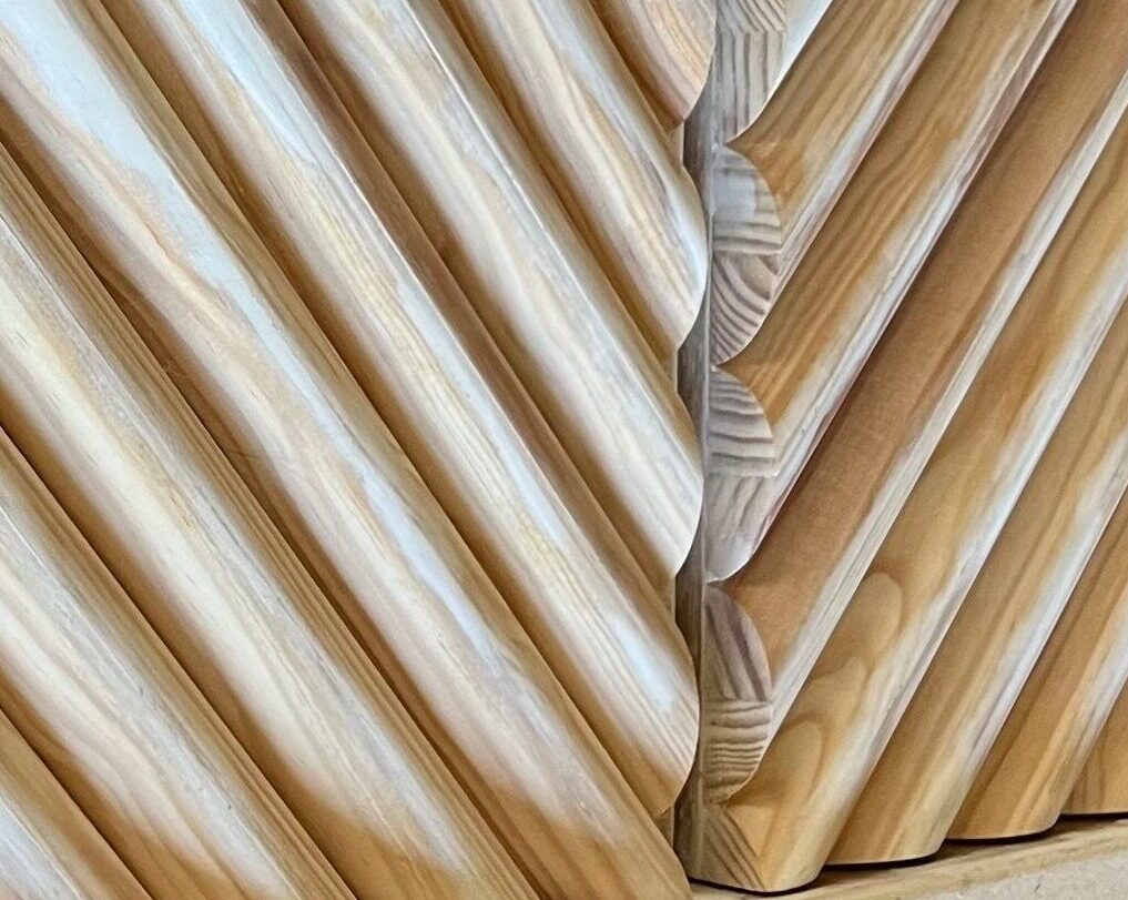 Travail de rainurage géométrique sur une façade en bois