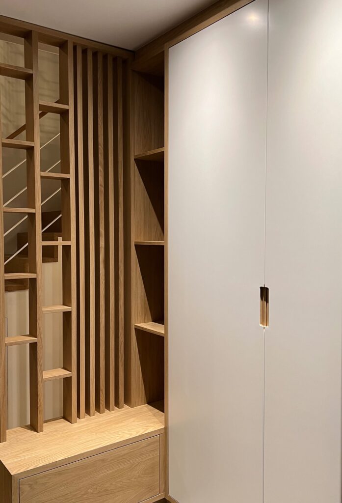 Réalisation d'un agencement sur mesure d'une entrée de maison comprenant du chêne ainsi que du panneau de bois