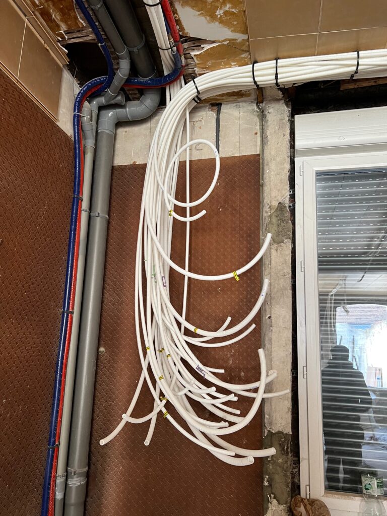 Passage des réseaux électriques et préparation des circuits avant raccordement
