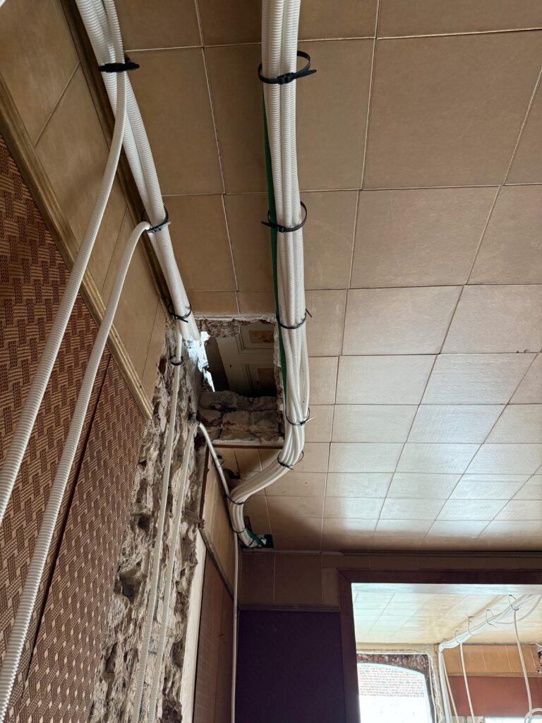 Cheminement des gaines électriques avant habillage des murs et plafonds