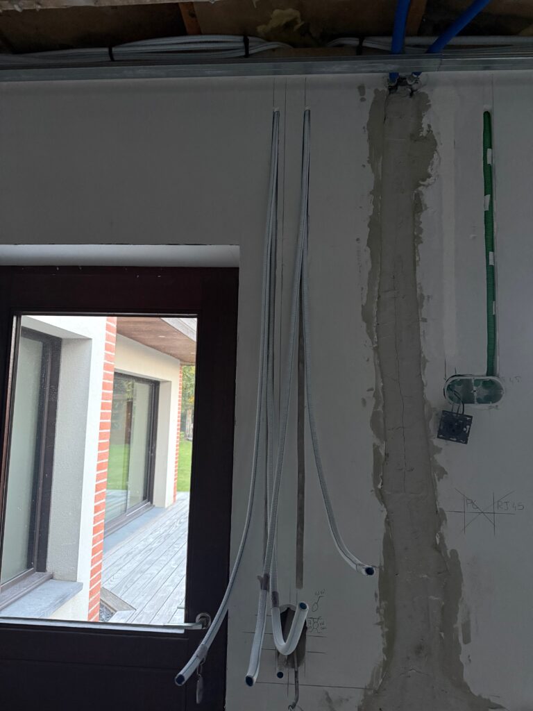 Préparation des alimentations électriques encastrées avant finition des murs