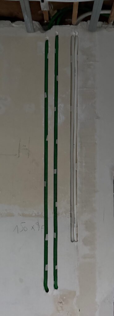 Passage de gaines électriques encastrées dans les murs de l’habitation