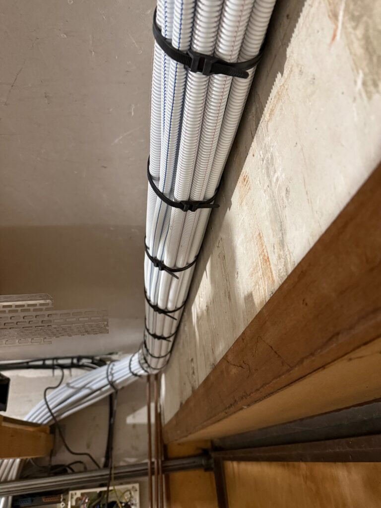 chemin de gaines au plafond dans un garage