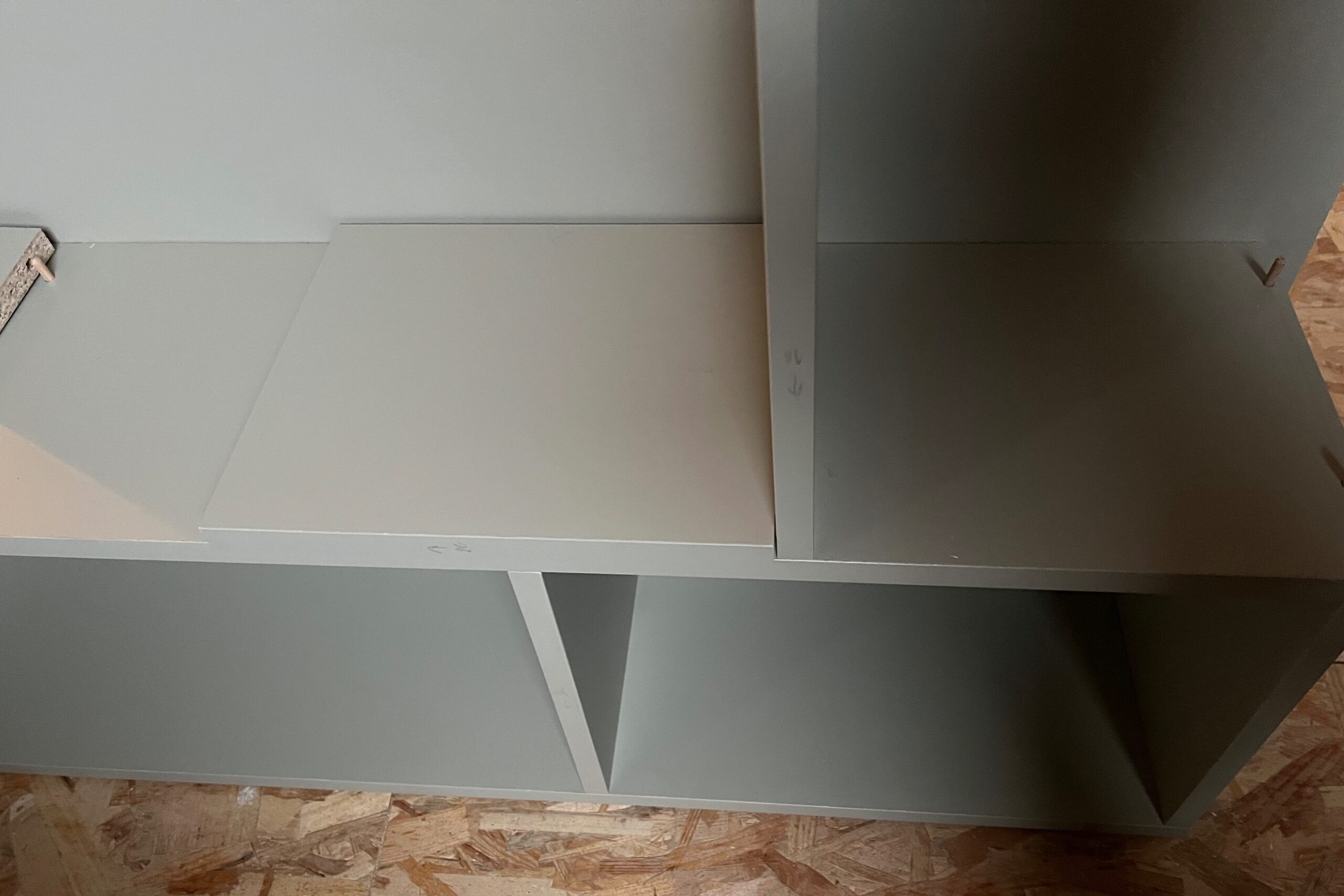 Assemblage des éléments en bois d'une bibliothèque sur mesure