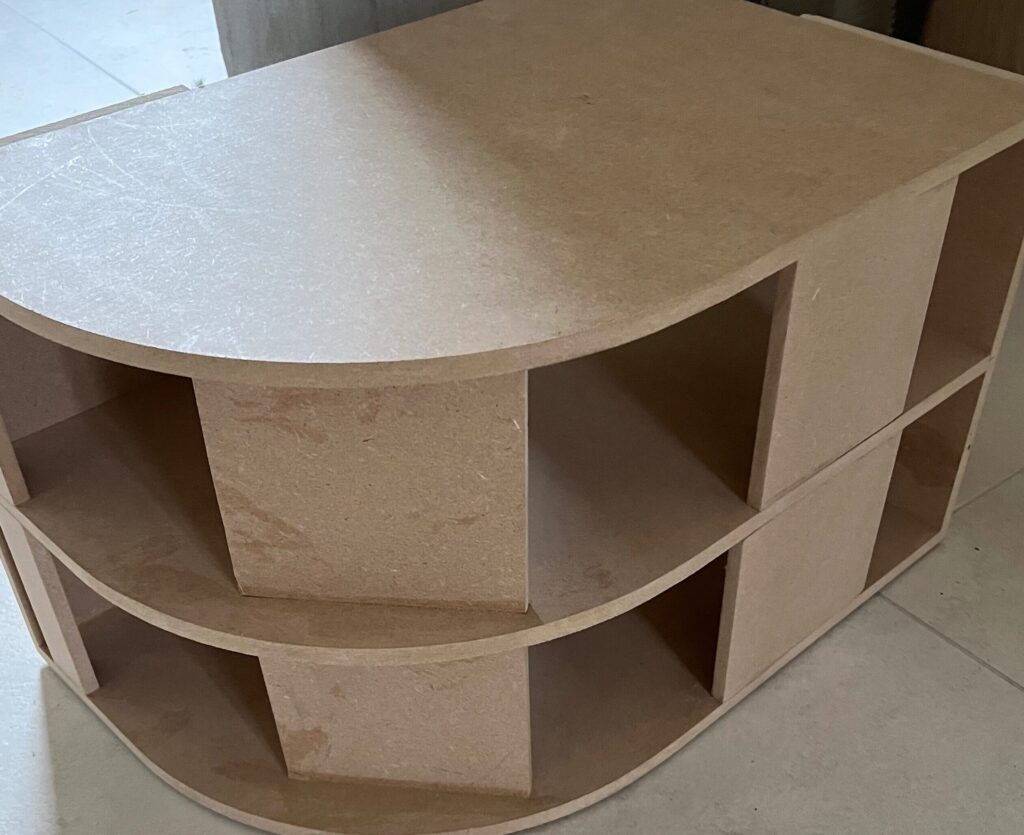 Fabrication de coffrages arrondis en bois pour un agencement de cuisine sur mesure