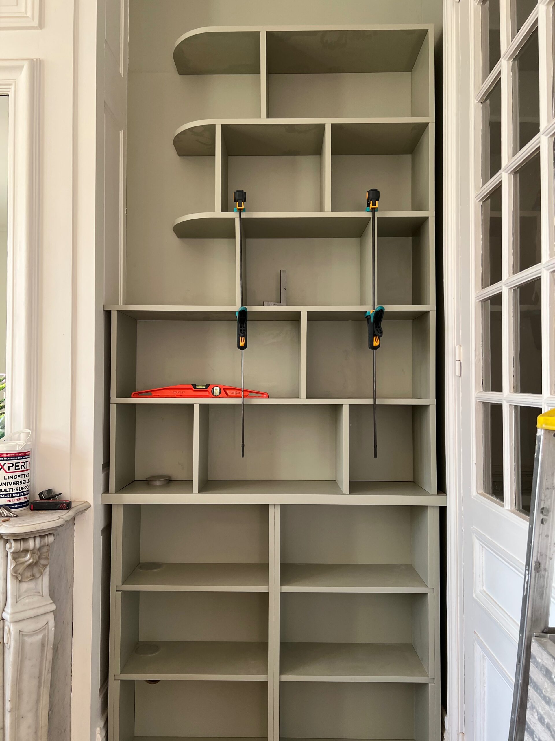 mise à niveau des étagères pour la bibliothèque assemblage collage