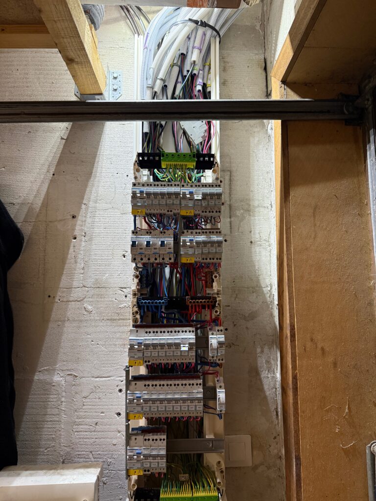 Câblage et raccordement du tableau électrique principal lors d’une rénovation complète