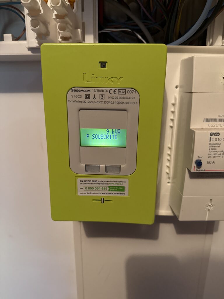 Dispositif de gestion de puissance pour borne de recharge électrique