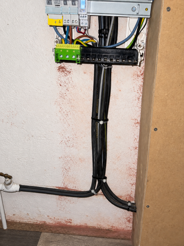 Borne Autel installée dans un garage pour la recharge d’un véhicule électrique