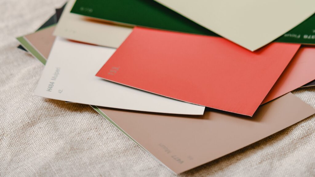 Préparation des éléments et matériaux pour la personnalisation d'un meuble ancien choix du coloris