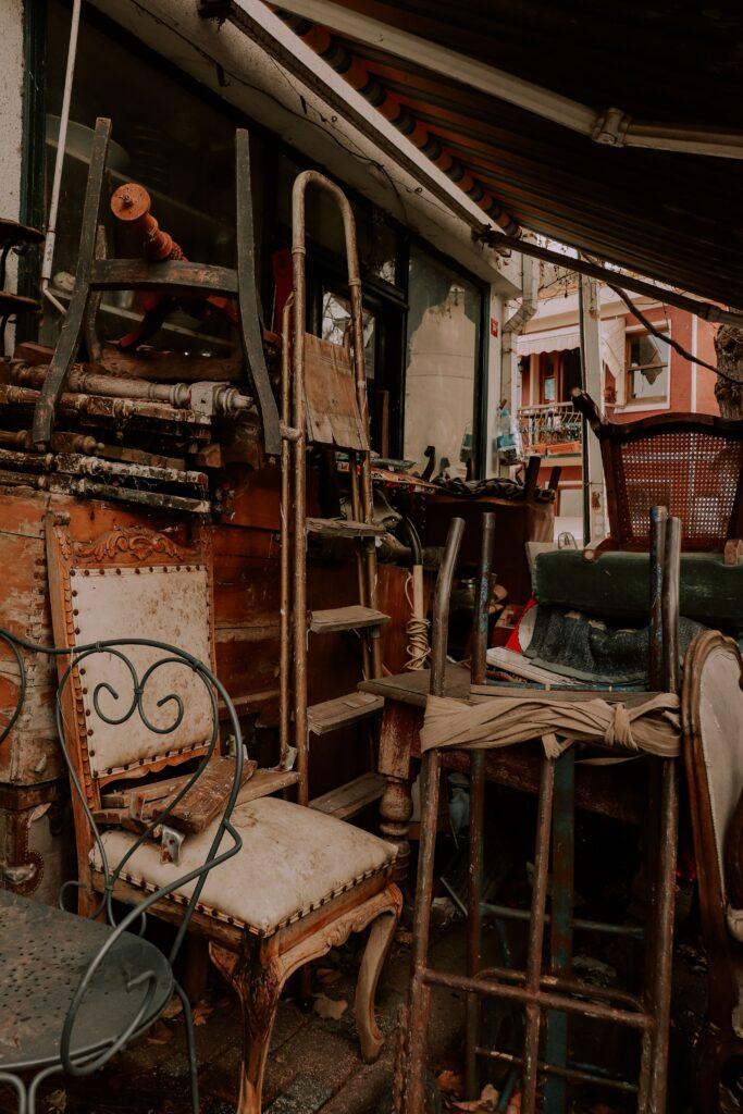 vieux meuble, laissé à l'abandon destiné à la restauration