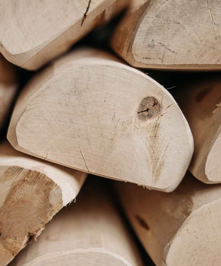 Détail d'un élément en bois brut préparé pour la transformation du meuble