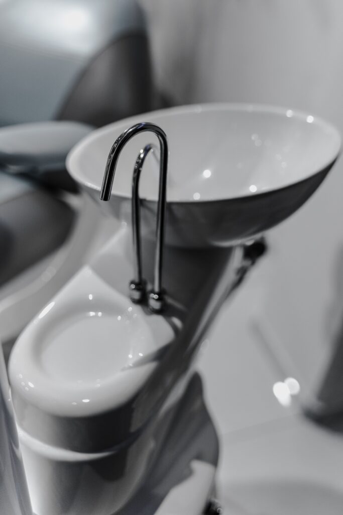 Vasques blanches avec robinetterie chromée dans une salle de bain