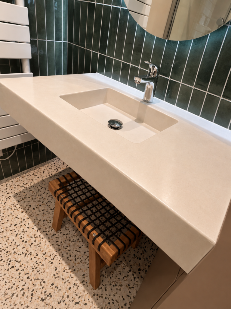 Plan vasque en béton ciré sur mesure avec lavabo intégré et robinetterie chromée